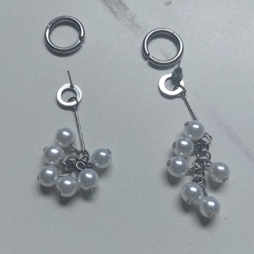 Dangling pearl earrings and clasp earrings